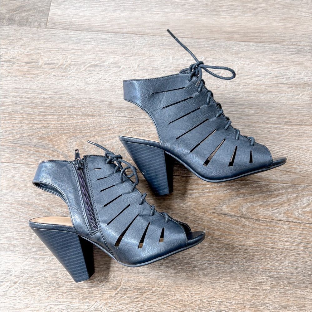 Women’s Black Tie Strappy Open Toed Wedges Size 5.5